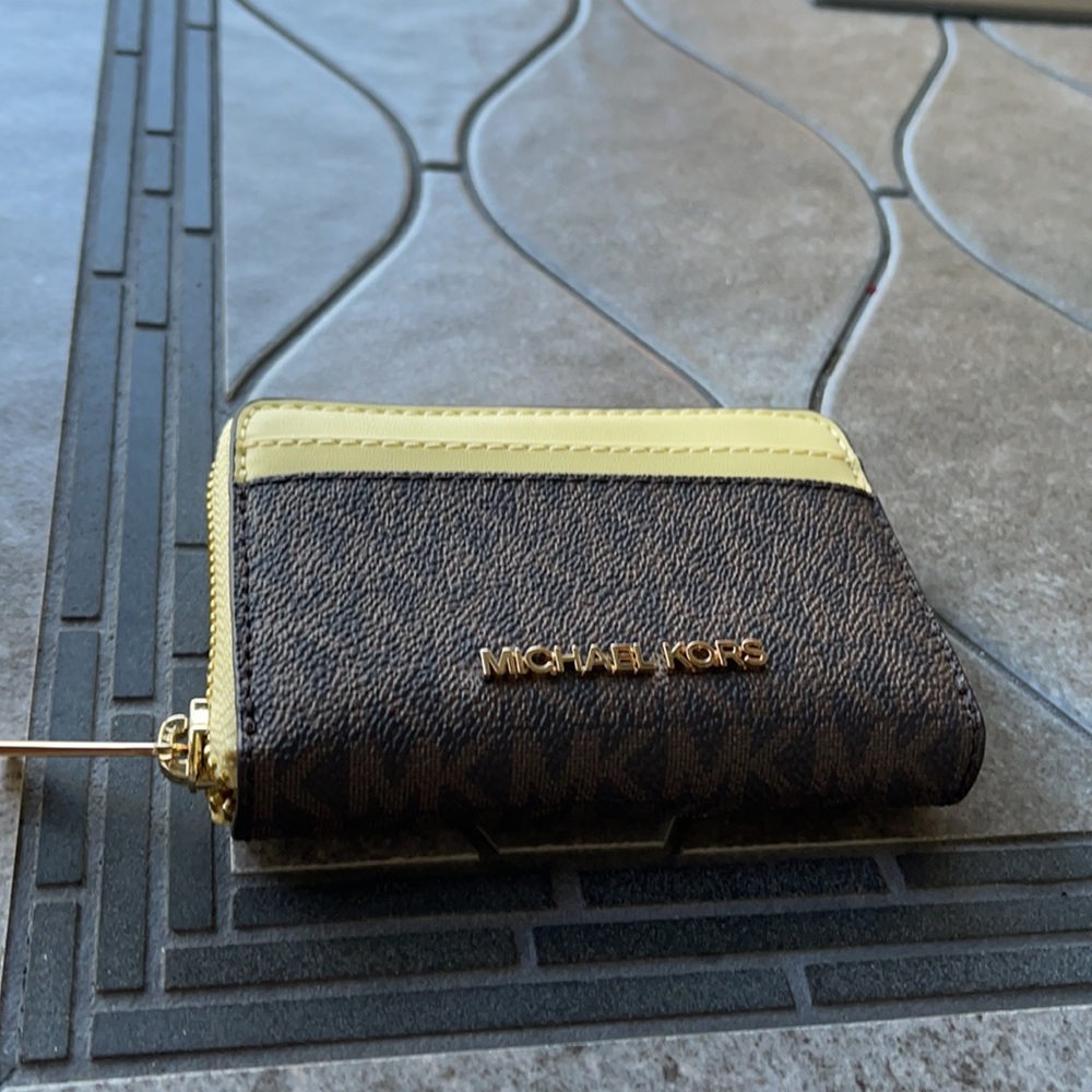 Michael Kors Medium Zip Around Card Case - Picture 3 of 16